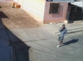 La acción denunciada fue registrada en cámaras de seguridad ubicadas en el sector. (Foto: Registro de RRSS)