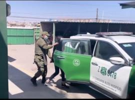 Detención de la imputada junto a otras dos personas (foto de Carabineros)