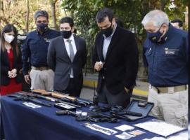 Fiscal Leonardo Tapia junto a evidencia del caso.