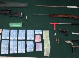 Las armas y el dinero fueron incautadas por personal de Carabineros.