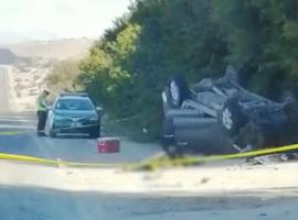 La camioneta terminó a un costado de la ruta luego del volcamiento.