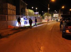La noche del crimen el fiscal de turno se constituyó en el lugar para dirigir el trabajo investigativo.