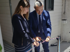 el fiscal Juan Castro Bekios y la fiscal Cecilia González, durante el corte de cinta.