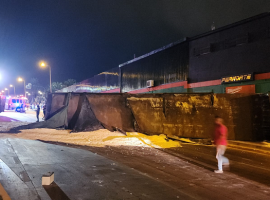 El camión terminó su trayecto volcado en la vía.