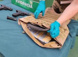 El detenido portaba un chaleco antibalas y dos armas de fogueo, una de ellas adaptada.