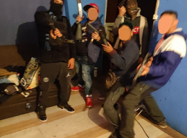 "La banda del huaso" portando una gran cantidad de armas de fuego