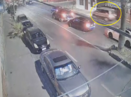 El vehículo se subió a la acera y atropelló a ambas víctimas, una de la cuales falleció por la gravedad de sus lesiones.