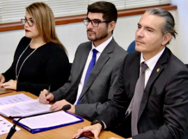 Los fiscales Juan Castro Bekios y Jonathan Kendall, junto a la abogada Victoria Yáñez. 
