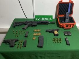 Se incautó una carabina, dos pistolas y cargadores con más de 60 cartuchos.
