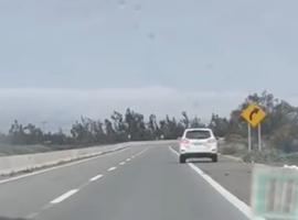 El conductor manejó de manera zigzagueante por varios kilómetros antes de ser detenido.