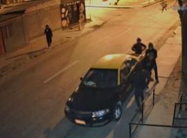 Los involucrados atacaron a la víctima en los momentos en que bajó del vehículo.