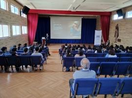 La charla fue seguida atentamente por la comunidad del colegio.