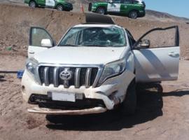 La camioneta guiada por el imputado terminó volcada en la carretera.