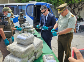 Armas, drogas y municiones se recuperaron durante el procedimiento