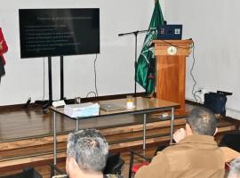 En la imagen se ve, de pie en el escenario, a la abogada de la Fiscalía Occidente dictando la capacitación a funcionarios de Carabineros.