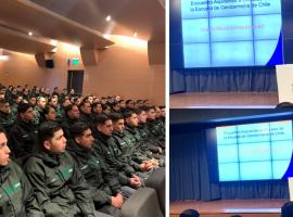 En la imagen se ve a los aspirantes de Gendarmería en el auditorio de su escuela.