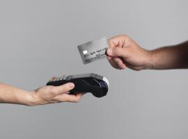 hombre usando su tarjeta de crédito