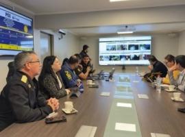 La Fiscal Regional Trinidad Steinert, junto al Gobernador Marítimo y el Jefe de la Brianco Iquique supervisaron desde el puesto de control la diligencia de allanamiento y detención de los imputados.