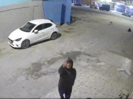 Imagen del imputado con un arma afuera de la casa de la víctima.